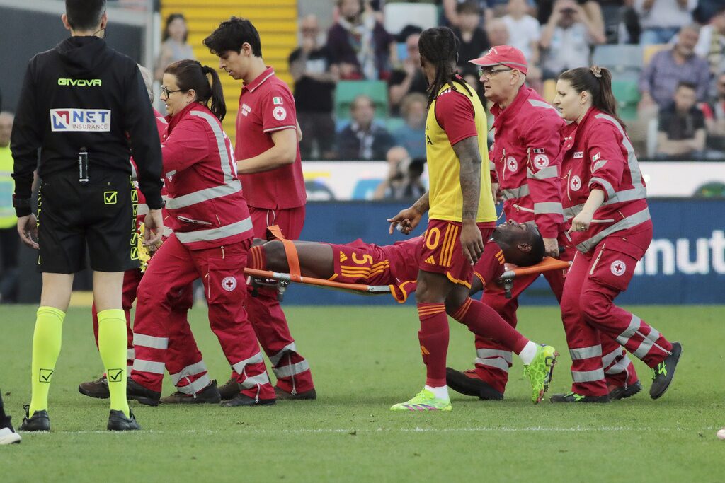 โอบิเต อีวาน เอ็นดิกกา เซ็นเตอร์แบ็กของทีมโรม่า ถูกหามลงจากสนามบนเปลระหว่างการแข่งขันฟุตบอล เซเรียอา อิตาลี